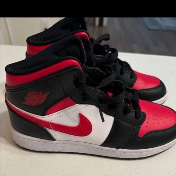 Jordan 1 Mid - Picture 3 of 3